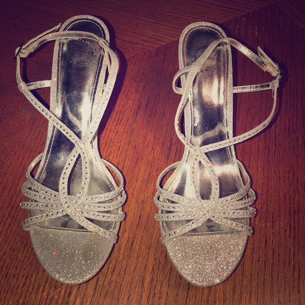 Silver heels - Picture 1 of 2